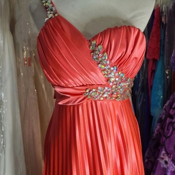 Prom/formal dress - Picture 4 of 10